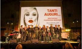 La filosofia di Raffaella Carrà conquista Ancona: una moltitudine per il philoshow (VIDEO)