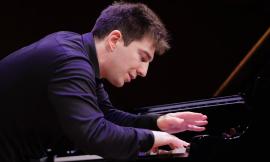 Tolentino, il Politeama ospita il fenomenale pianista Denis Linnik