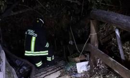 Scivola in una scarpata e muore: i vigili del fuoco recuperano il corpo di un uomo