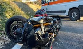 Macerata, scontro tra auto e moto: giovane centauro finisce a terra. Trasportato all'ospedale (FOTO)