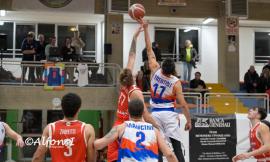 Basket, finale al cardiopalma a Porto Recanati: l'Attila supera Teramo 79-77