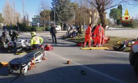 Scontro all'incrocio tra due moto: quattro feriti a Torrette, arriva anche l'eliambulanza