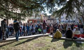 Potenza Picena, 400 persone in piazza contro la chiusura della biblioteca comunale