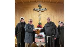 Treia, il sindaco consegna l'olio per la lampada votiva al Santuario del Santissimo Crocifisso