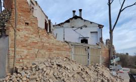 Monte San Giusto, crolla parte di un edificio inagibile: chiusa la provinciale 80