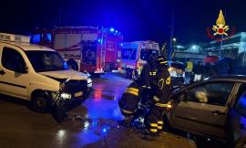 Scontro tra due auto e un furgone lungo la provinciale: tre feriti in ospedale