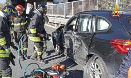 Scontro tra auto al raccordo autostradale: due feriti estratti dalle lamiere