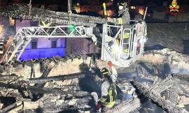 San Severino, fiamme nella notte in centro: a fuoco il tetto di una palazzina in ristrutturazione (FOTO)