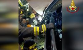 Incidente in galleria, scontro tra due auto e un furgone: un uomo estratto dai vigili del fuoco (VIDEO)