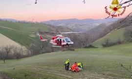 Incidente col trattore in una zona impervia: uomo recuperato con l'elicottero