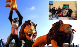 Oltre il Carnevale, il ruggito del Re Leone per dire 'no' al bullismo: come nascono i carri allegorici (FOTO e VIDEO)