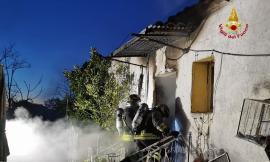 Scoppia incendio in un casolare: perde la vita un 55enne