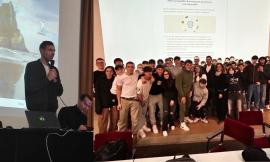 Macerata, l'arbitro Juan Luca Sacchi prof per un giorno: visita agli studenti del "Gentili"
