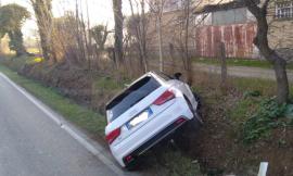 Recanati, finisce fuori strada e l'auto resta in bilico: incidente lungo la "Regina" (FOTO)