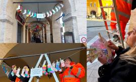 San Severino, calzini spaiati per celebrare la diversità: gli elaborati in mostra sotto le logge