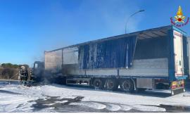 Camion a fuoco, l'autista arresta la marcia: colonna di fumo in zona industriale (FOTO e VIDEO)
