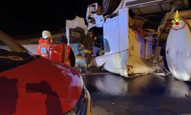 Camion si ribalta in autostrada: caos e traffico in tilt in A14 (FOTO)