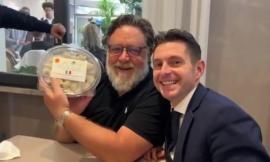 "Al mio segnale friggete le olive": Russell Crowe con il sindaco Fioravanti a Sanremo (VIDEO)