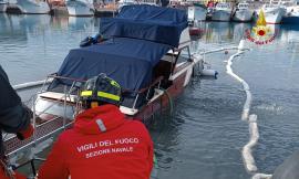 Sos al porto, barca rischia di affondare: sollevata con dei palloni gonfiabili e recuperata dai sommozzatori (FOTO)