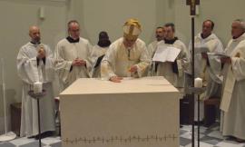 San Severino, riapre dopo il sisma la chiesa di Santa Chiara con la benedizione del nuovo altare