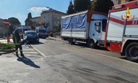 Incidente a Recanati, scontro tra auto e camion: 12enne grave a Torrette, coinvolta un'intera famiglia