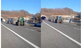 Macerata, la protesta dei trattori 'viaggia' in superstrada di rientro da Roma: nuovo presidio a Sforzacosta (VIDEO)