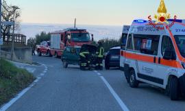 Scontro in curva tra una Panda e una Fiesta: due feriti