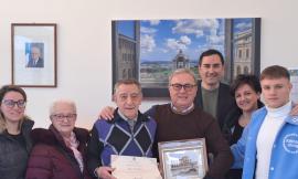 Sessantacinque anni di attività per il barbiere Renzo Castellani: è festa a Treia
