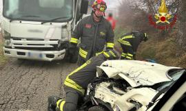 Violento scontro tra auto e camion: un ferito estratto dalle lamiere