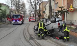 Auto si ribalta dopo lo scontro: un ferito trasportato all'ospedale
