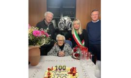 San Severino, cento candeline per la signora Viola Laura: una vita tra i campi e l'amore per la famiglia