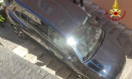 Il Gps gli fa sbagliare strada, finisce con l'auto sulla scalinata del centro storico