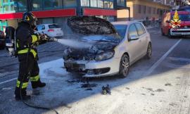 Auto in fiamme lungo la Statale: strada chiusa per 45 minuti