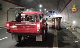 Schianto in galleria, le auto si ribaltano dopo l'impatto: due feriti all'ospedale