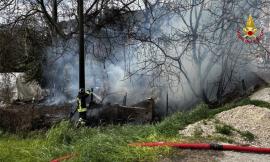 Tolentino, capanno agricolo va a fuoco: fumo visibile dal centro città (FOTO)