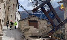 Bolognola, gru si schianta su due palazzi per le forti raffiche di vento