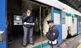Deve scontare 16 anni di carcere per traffico di droga, ma era su un treno ad Ancona: in manette 44enne