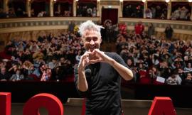 Matelica, doppio sold-out per il professor Vincenzo Schettini: la star del web riempie il palazzetto