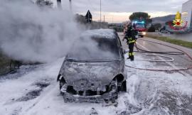 Auto inghiottita dalle fiamme: mattinata di paura per la donna al volante (FOTO)