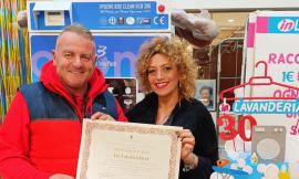 Tolentino, In Lavanderia festeggia 30 anni di attività: riconoscimento dal Comune