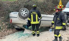 Perde il controllo dell'auto e si ribalta: il conducente finisce in ospedale