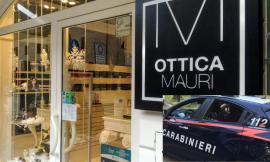 Porto Recanati, furto all'Ottica Mauri: ladri sfondano con l'auto la vetrina e fanno razzia di occhiali