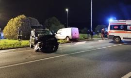 Macerata, frontale all'incrocio tra auto e furgone: due feriti gravi (FOTO)