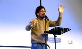 Macerata, Francesco Montanari interpreta il “Cristo di periferia” sul palco dell'IIS Matteo Ricci: tra miracoli e umanità (VIDEO e FOTO)