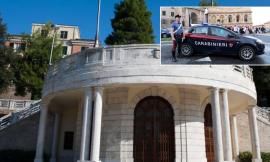Macerata, insulti ai clienti e al gestore del bar: arrivano i carabinieri e li spintona. Arrestato