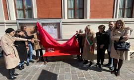 Macerata, Giornata internazionale della donna: una panchina rossa in corso Cairoli