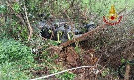 Auto esce di strada e vola nella scarpata: paura per tre 20enni