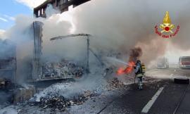 Camion divorato dalle fiamme lungo il raccordo autostradale: si alza una densa colonna di fumo (FOTO)