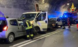Incidente in galleria, coinvolte due auto e un furgone: grave una donna