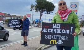 "Boicottiamo il McDonald per salvare la Palestina": la protesta di due cittadini americani a Civitanova